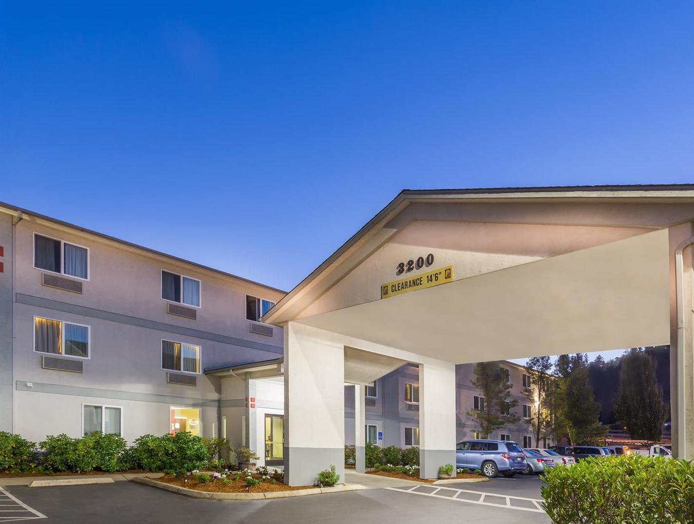 Super 8 By Wyndham Roseburg Hotel Exterior photo