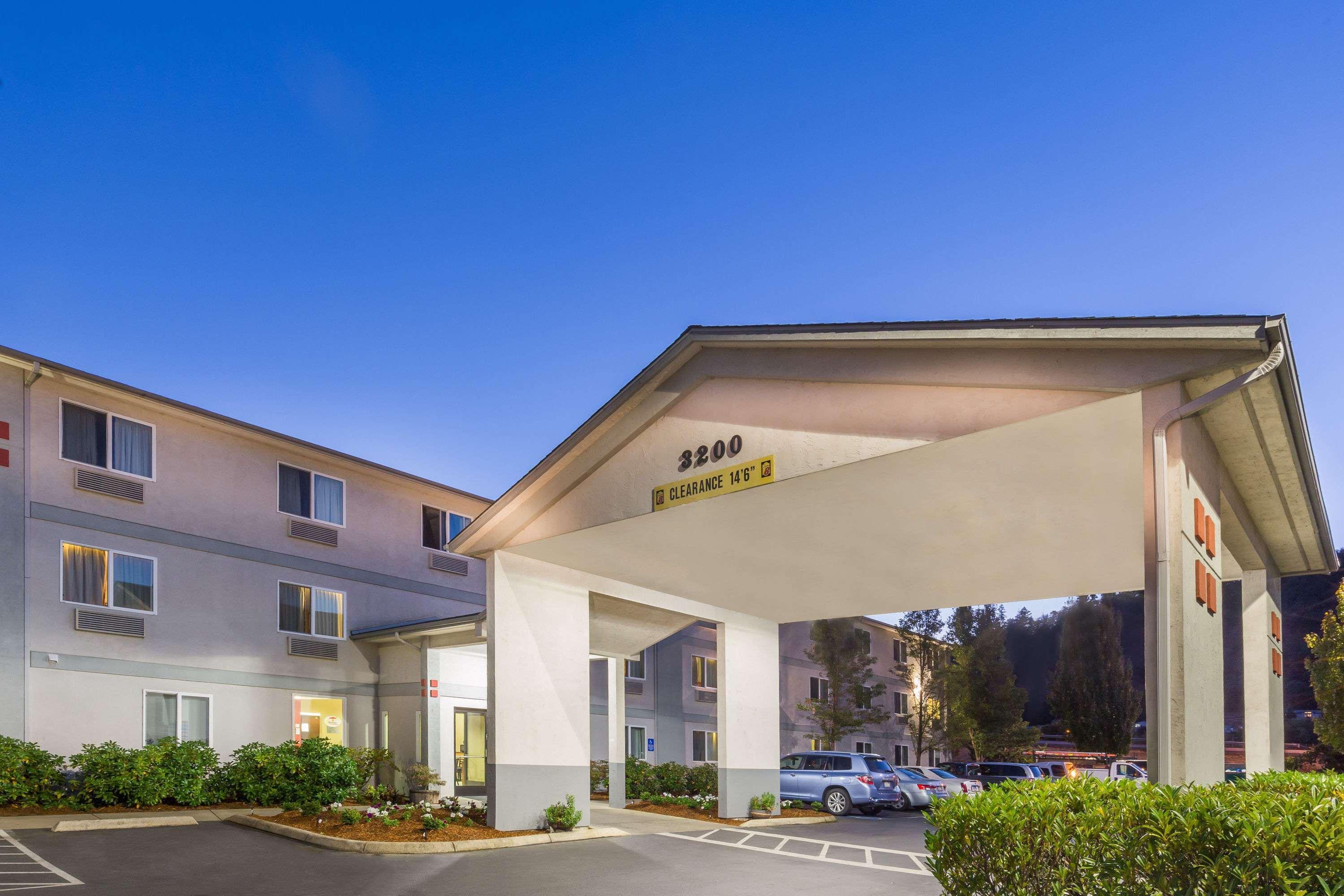 Super 8 By Wyndham Roseburg Hotel Exterior photo