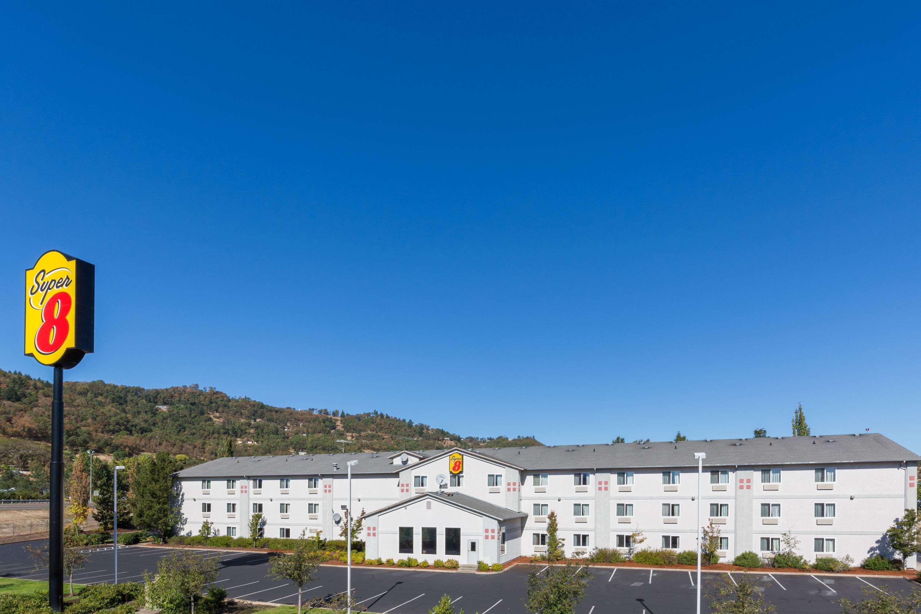 Super 8 By Wyndham Roseburg Hotel Exterior photo