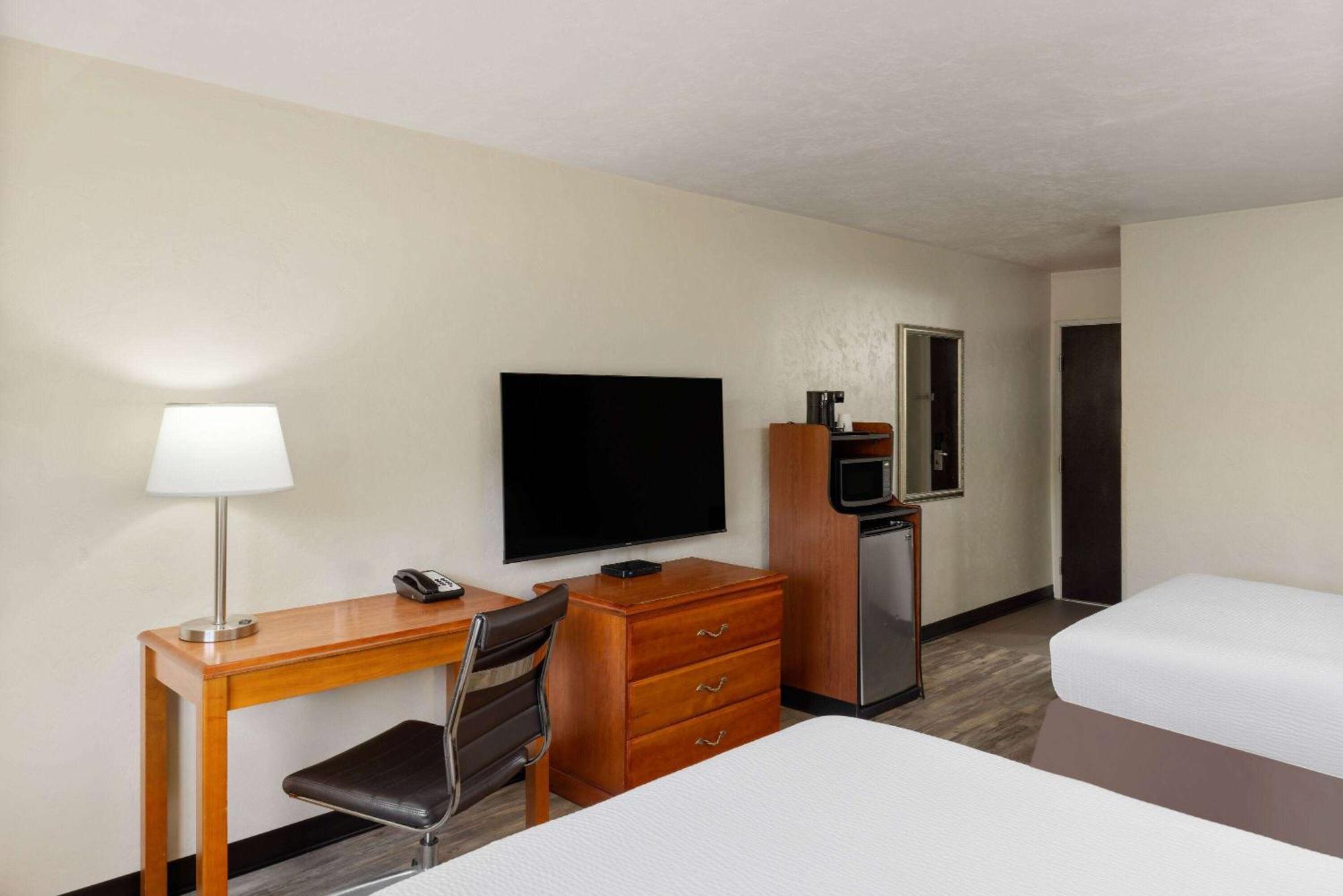 Super 8 By Wyndham Roseburg Hotel Exterior photo