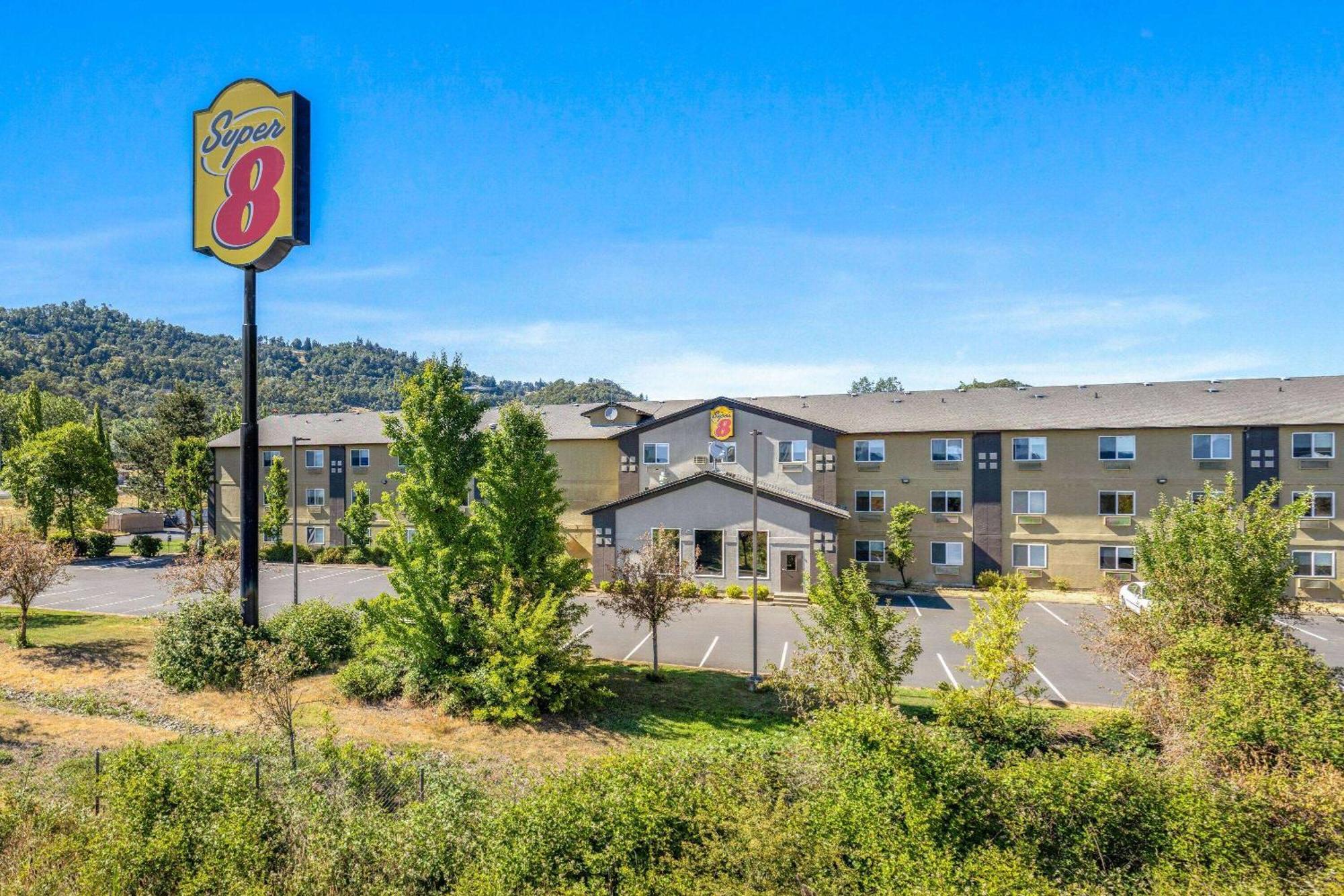 Super 8 By Wyndham Roseburg Hotel Exterior photo