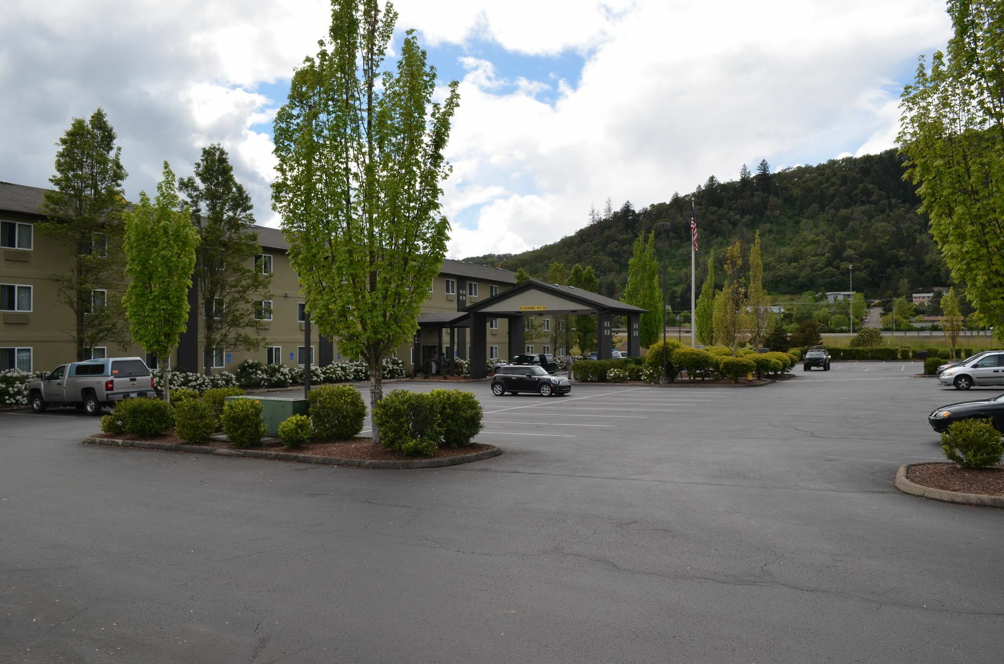 Super 8 By Wyndham Roseburg Hotel Exterior photo