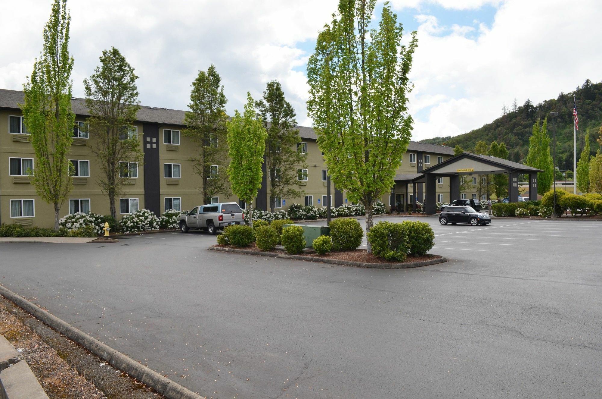 Super 8 By Wyndham Roseburg Hotel Exterior photo